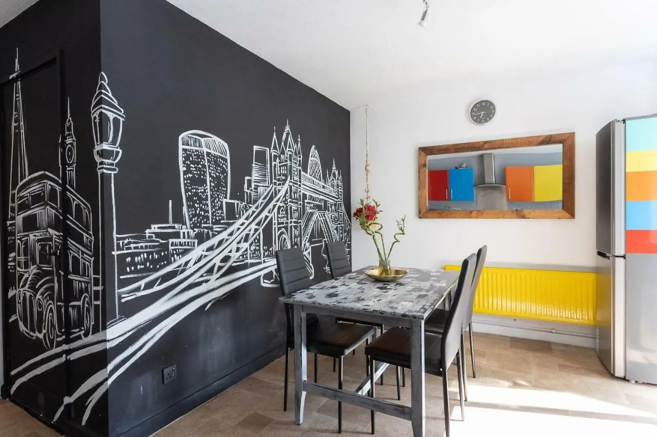 Tower Bridge Rainbow Suites London 3*,